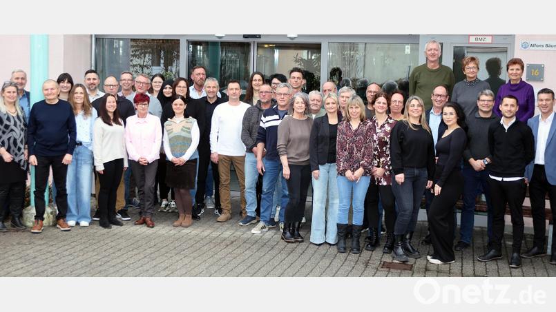 Geballte Ansammlung von Erfahrung, Engagement und Wissen: Das Heilpädagogische Zentrum (HPZ) Irchenrieth ehrte am Donnerstagnachmittag seine Mitarbeiterinnen und Mitarbeiter, die bereits zehn, 25, 30 und 40 Jahre dort beschäftigt sind. Foto: lst