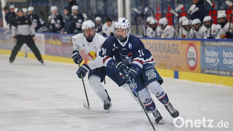 Leon Spörl (vorne) von der U20 der Young Blue Devils konnte im Duell mit den Rookie Bulls München zwischenzeitlich den Ausgleich erzielen. Am Ende mussten sich die Weidener dem Tabellenführer der DNL3 aber deutlich geschlagen geben. Bild: Dieter Jäschke