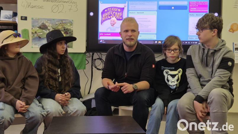 Im Unterreicht steht Sebastian Bäumler nicht vorne am Pult, sondern mischt sich gerne unter seine Schüler. Bild: Lowak