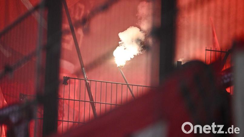 Der DFB bestraft den FC Bayern für Fehlverhalten Münchner Anhänger. (Archivbild) Bild: Harry Langer/dpa