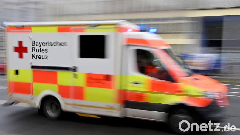 Bei dem Unfall wurde eine 18-Jährige schwer verletzt und kam in ein Krankenhaus. (Symbolbild) Bild: Peter Kneffel/dpa