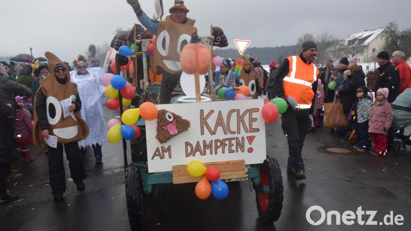 Gut, dass erst am Ende von vielen begeisternden Faschingswagen und Gruppen die "Kacke am Dampfen" war. Bild: fz
