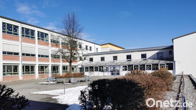 Die Sanierung der Doktor-Eisenbarth-Grundschule mit Anbau (rechts) ist einer der größten Brocken im Haushalt der Stadt Oberviechtach. Bild: Portner