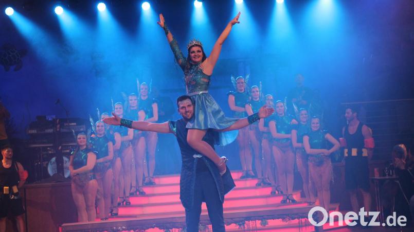 Maximilian I. und Raphaela I. eröffnen mit der Prinzengarde den Rosenmontagsball. Bild: pi