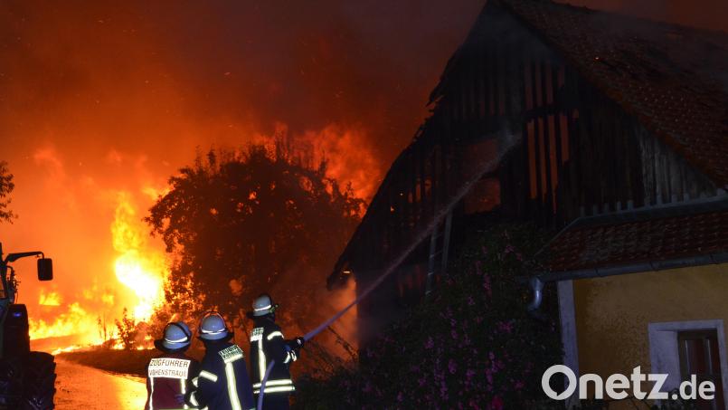 Es war einer der größten Brandeinsätze im vergangenen Jahr im Verantwortungsbereich der Kreisbrandinspektion Neustadt/WN. Ein Großbrand vernichtete im Juli 2025 ein landwirtschaftliches Anwesen in Unternankau in der Marktgemeinde Leuchtenberg. Rund 300 Einsatzkräfte waren damals im Einsatz. Archivbild: dob