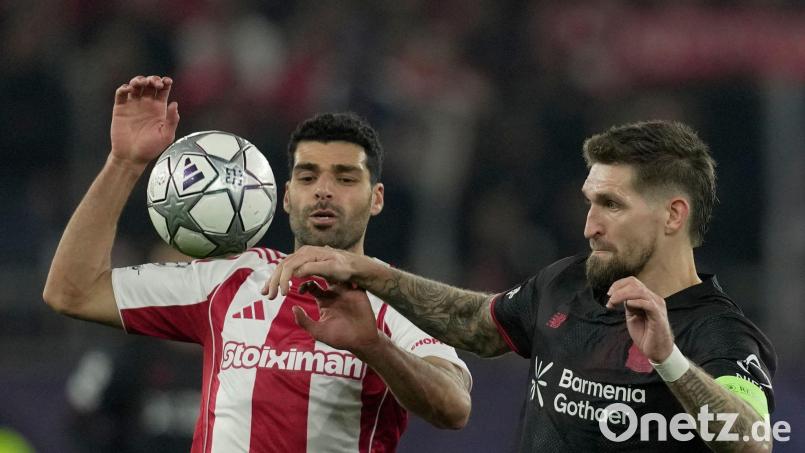 Bayer Leverkusen um Kapitän Robert Andrich (r) ist erneut bei Olympiakos Piräus gefordert. (Archivbild) Bild: Thanassis Stavrakis/AP/dpa