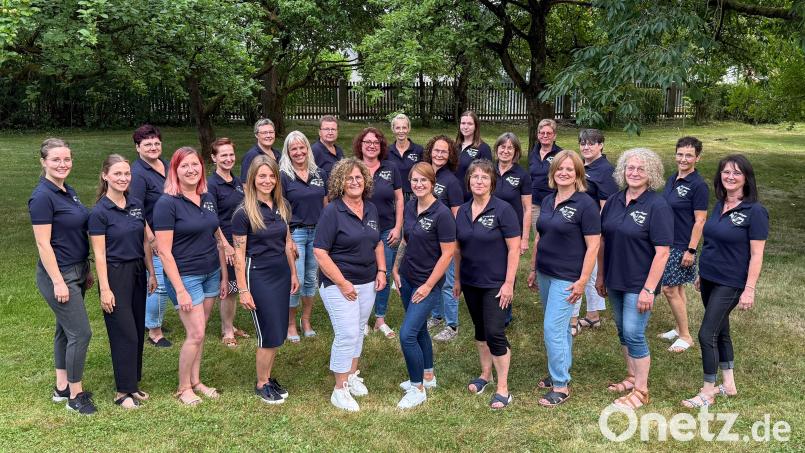 Die Quersinger von Krummennaab bei einem Gruppenfoto im Pfarrgarten. Bild: nza