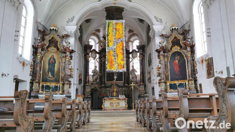 Kunst und Kirche: Ein knapp fünf Meter hohes Kunstwerk verdeckt bis 6. April den Hochaltar der Pfarrkirche Oberviechtach. Bild: Portner