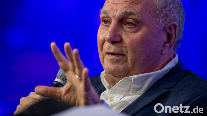 Uli Hoeneß rechnet auch mit der ehemaligen Bundesregierung ab. (Archivbild) Bild: Peter Kneffel/dpa