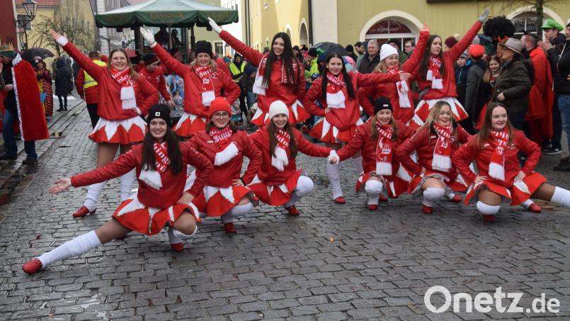 Trotz Regenschauer - die Garde des Faschingskomitees Schmidmühlen macht immer eine gute Figur - Applaus dafür. Bild: bö