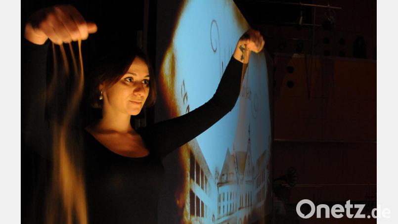 Irina Titova nimmt in ihrer Sandkasten-Show ?In 80 Bildern um die Welt? das Publikum auf eine spannende Weltreise mit, die sie allerdings neu aufbereitet und nur mit Sand großartig inszeniert. Bild: Stephan Huber