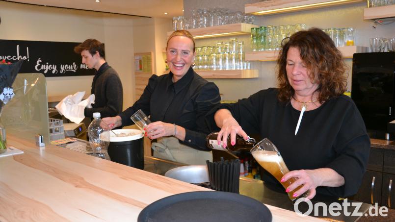 Helena Hejsková (Mitte) und Šárka Richterová (rechts) aus Marienbad haben das "Gleißner Café &amp; Restaurant" übernommen. An den ersten Tagen nach der Neueröffnung am 16. Februar half auch Hejskovás Sohn Mataj mit. Bild: Thorsten Schreiber