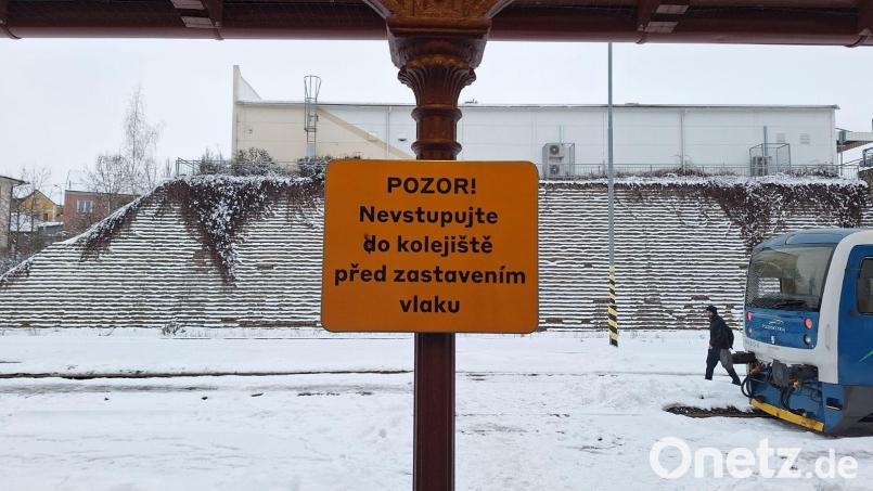 Vorsicht an der Bahnsteigkante: Expertin Magdalena Becher gibt nützliche Tipps für den Alltag im Grenzgebiet. Bild: bec
