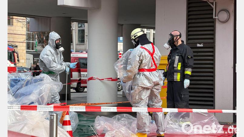 Die Feuerwehr war mit einem Dekontaminationsteam im Einsatz. Bild: Sven Grundmann/NEWS5/dpa