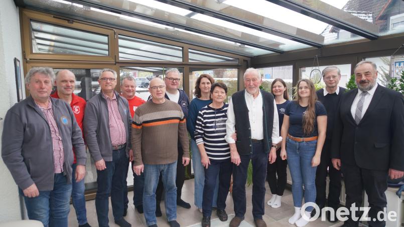 Mit Vereinsvertretern, Bürgermeister und Pfarrer feiert Herbert Kick (Fünfter von rechts) mit seiner Frau Ella (links daneben) seinen 85. Geburtstag Bild: fvo