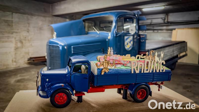 Ein Oldtimer-Mercedes-Transporter, gestaltet als Festwagen, wird das Highlight des Festumzuges zum Nordgautag in Roding sein. Hier ist das Modell zu sehen. Bild: Sebastian Gabler
