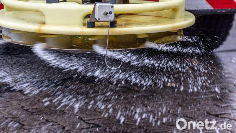 Bei winterlichem Wetter ist der Räum- und Streudienst im Dauereinsatz auf den Straßen. Hat er für seine Aufgaben genug Streusalz? Symbolbild: Helmut Fricke/dpa/dpa-tmn