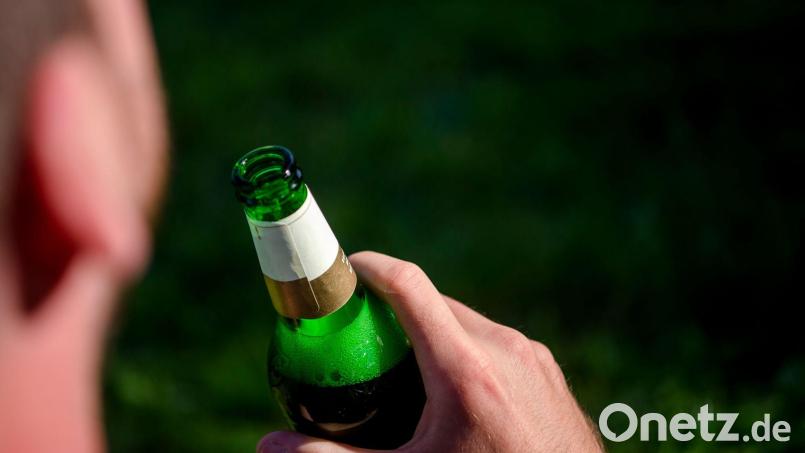 Ein 43-jähriger Mann aus Amberg wurde beim Diebstahl von Bierflaschen in einem Geschäft erwischt. Die Polizei ermittelt. Symbolbild: Finn Winkler/dpa/Illustration