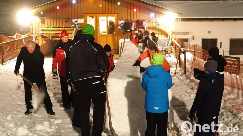 Viele fleißige Hände waren im Vorfeld beim Aufbau der Schneebar für die Après-Ski-Party am Samstag, 21. Februar, auf der Fahrenbergpiste gefragt. Bild: NaturNahErleben am Fahrenberg