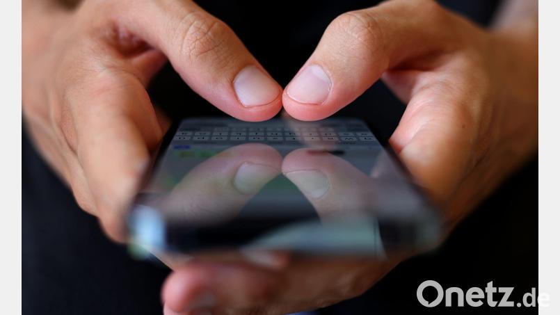 Kriminelle nutzen oft gefälschte SMS, um Menschen unter Druck zu setzen und zur Herausgabe von Geld zu bewegen. (Symbolbild) Bild: Karl-Josef Hildenbrand/dpa