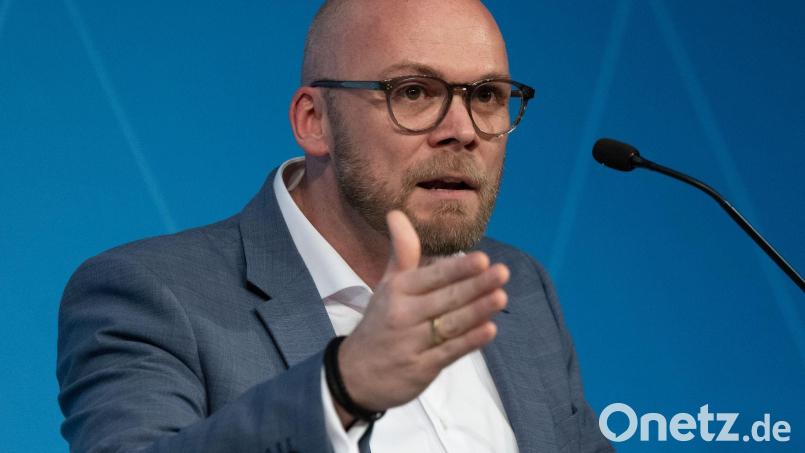 Ein Social-Media-Verbot für Bürger unter 16 Jahren? Bayerns Digitalminister Fabian Mehring (Freie Wähler) spricht sich dagegen aus. (Archivbild) Bild: Sven Hoppe/dpa