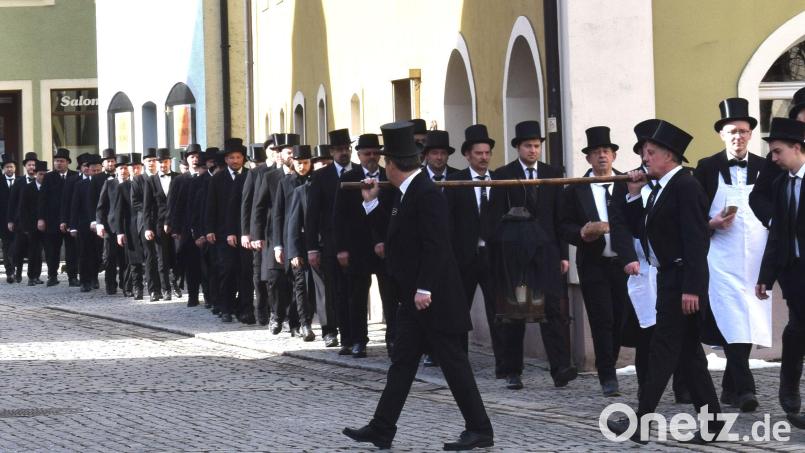 Beim Fischzug in Schmidmühlen wird stets auf der linken Straßenseite gegangen und ehemaligen Wirtshäusern wird mit einem "Schlenkerer" gedacht. Bild: bö