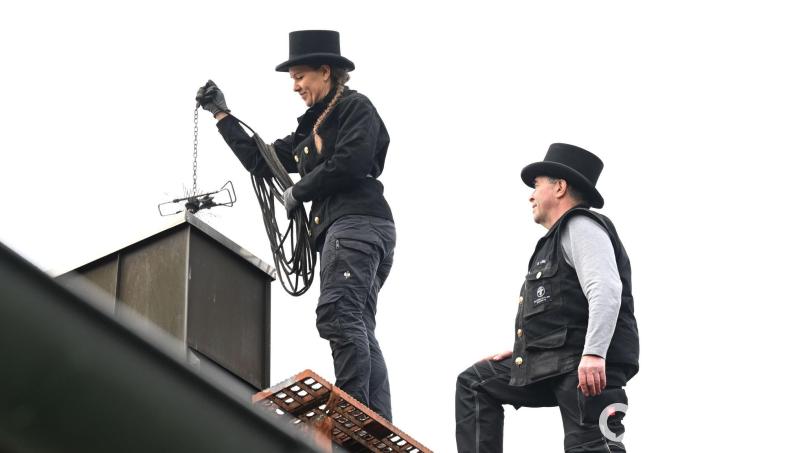 Kaminkehrer sorgen dafür, dass Feuerstätten ohne Probleme betrieben werden können. (Archivbild) Bild: Felix Hörhager/dpa