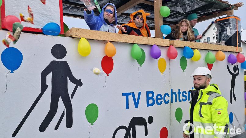 Auch der TV Bechtsrieth war am Start. Bild: Der Gaudiwurm in Bechtsrieth zum Faschingsfinale lockte hunderte Zuschauer.