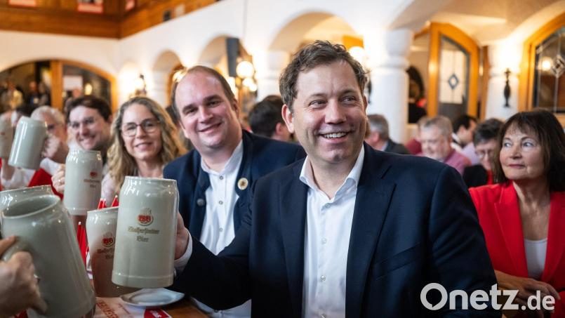 Klingbeil trat in Vilshofen auf. Bild: Lukas Barth-Tuttas/dpa