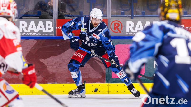 Luca Gläser von den Blue Devils Weiden im Spiel gegen die Eispiraten Crimmitschau am 10. Februar 2026. Bild: Werner Moller