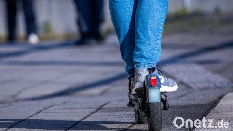 Auch E-Scooter brauchen Kennzeichen. Das konnte ein 18-Jähriger in Amberg allerdings nicht vorweisen. Symbolbild: Jens Büttner/dpa
