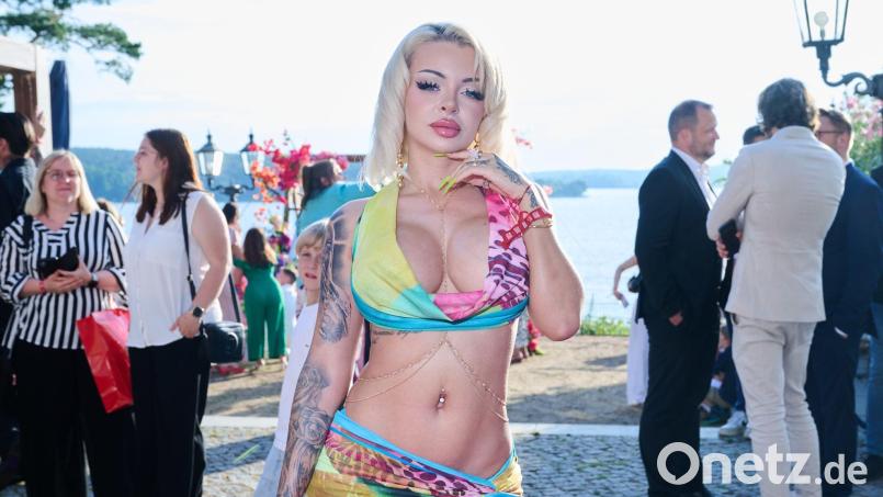 Über die Strafe für Rapperin Katja Krasavice sollte eigentlich öffentlich verhandelt werden - nun wurde der Termin aufgehoben. (Archivbild) Bild: Annette Riedl/dpa