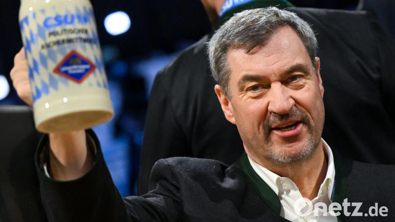 Auch CSU-Chef Söder prostet am Aschermittwoch gerne mit Bierkrügen - auch wenn er selbst keinen Alkohol trinkt. Bild: Sven Hoppe/dpa