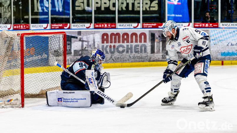Travis Turnbull (hier bei einem Duell mit den Blue Devils noch im Trikot der Dresdner Eislöwen) verlässt den Tabellenletzten der DEL und wechselt zum Tabellenletzten der DEL2, dem ESV Kaufbeuren. Bild: Elke Englmaier