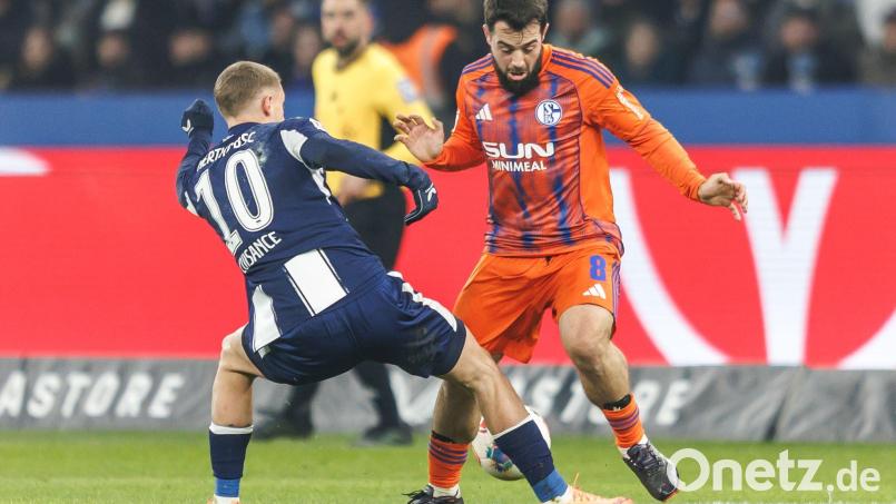 Die Zeit von Amin Younes (r) bei Schalke ist vorbei. (Archivbild) Bild: Andreas Gora/dpa