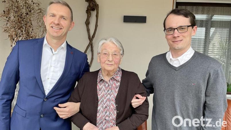Bürgermeister Michael Wilfahrt (links) und Pfarrer Maximilian Moosbauer gratulierten der Jubilarin Maria Lorenz. Bild: Richard Lorenz