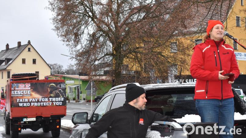 Gewerkschaftssekretärin Kathrin Birner stand bei der Kundgebung von Verdi am Mittwochmorgen, dem ersten Streiktag, am Mikrofon: "Für die täglichen Preissteigerungen gibt es keine Pausentaste. Ob Wohnen, Energie, Mobilität oder Lebensmittel: Diese Fixkosten werden nicht einfach ausgesetzt, weil es keine Entgeltsteigerungen gibt.“ Bild: rgr