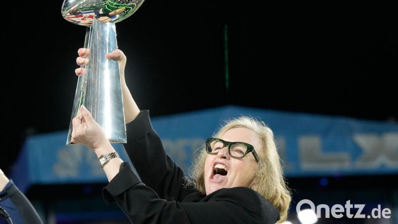 Seahawks-Besitzerin Jody Allen mit der Super-Bowl-Trophäe. Das Team aus Seattle steht zum Verkauf. (Archivbild) Bild: Doug Benc/AP/dpa
