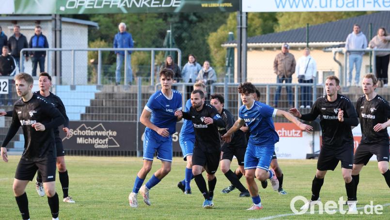 Der TV Parsberg (schwarze Trikots, hier bei dem Relegationsspiel gegen die SpVgg SV Weiden II) hat sich von Trainer Stephan Buckow getrennt. Bild: Dieter Jäschke