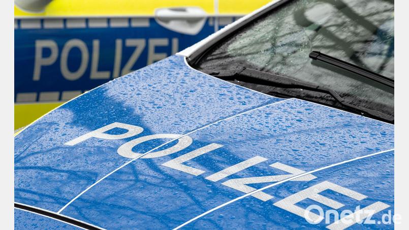 Einsatzkräfte der Polizei mussten in Ansbach einen eskalierten Streit schlichten, bei dem eine Eisenschiene als Waffe eingesetzt wurde. (Symbolbild) Bild: Soeren Stache/dpa
