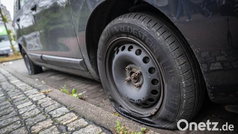 Der Täter stieg nachts über ein Hoftor und zerstach dann alle vier Reifen (hier ein Symbolbild) eines auf Privatgrund geparkten Suzuki - was sind die Motive? Die Polizei sucht nach dem Unbekannten und bittet die Bevölkerung um Hinweise. Symbolbild: Sina Schuldt/dpa