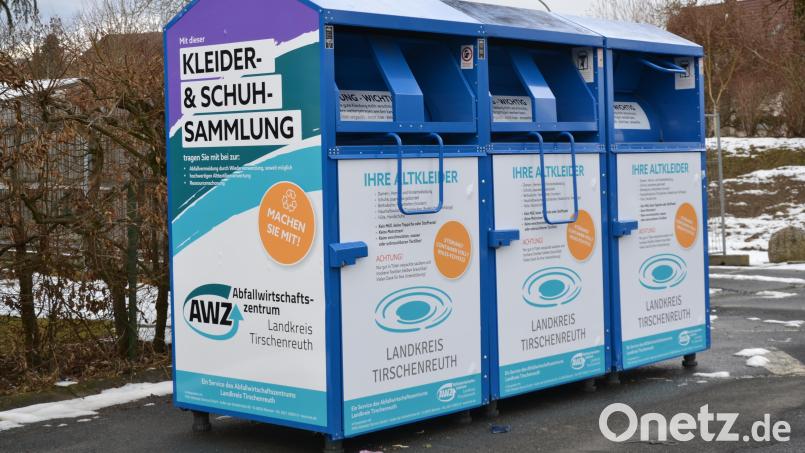 So sehen die neuen Altkleidercontainer aus, die der Landkreis bereits an 51 Orten aufstellen ließ. Dieser Sammelbehälter steht in Tirschenreuth auf dem Freibad-Parkplatz. Bild: as