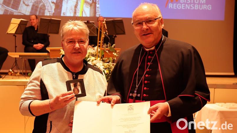 Bischof Rudolf Voderholzer überreichte an Martina Mark die Wolfgangsmedaille mit entsprechender Urkunde. Bild: Pressestelle des Bistums Regensburg