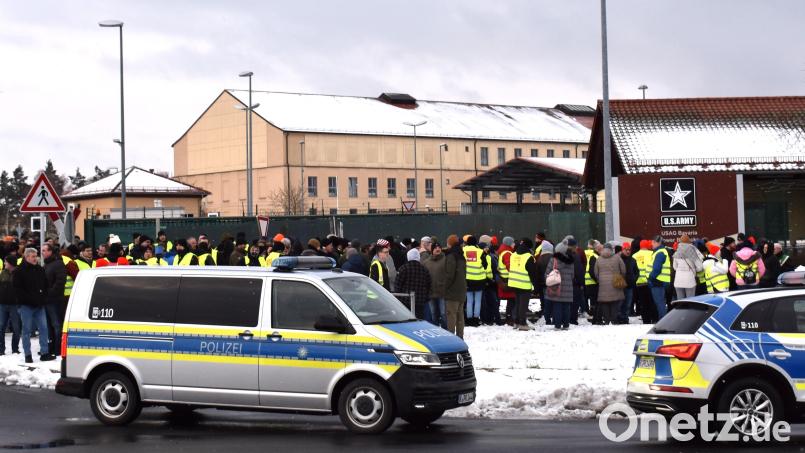 Über 300 Beschäftigte der US-Army nahmen am Warnstreik vor dem Truppenübungsplatz in Grafenwöhr teil. Bild: rgr