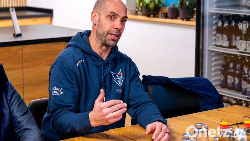 Alan Letang, der neue Trainer der Blue Devils Weiden, stellte sich am Mittwochnachmittag bei einer Presserunde vor. Bild: Elke Englmaier