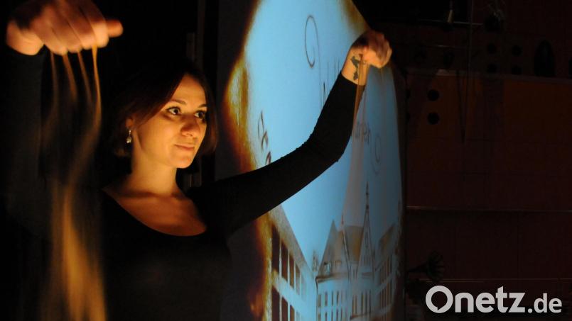 Irina Titova nimmt in ihrer Sandkasten-Show ?In 80 Bildern um die Welt? das Publikum auf eine spannende Weltreise mit, die sie allerdings neu aufbereitet und nur mit Sand großartig inszeniert. Bild: Stephan Huber