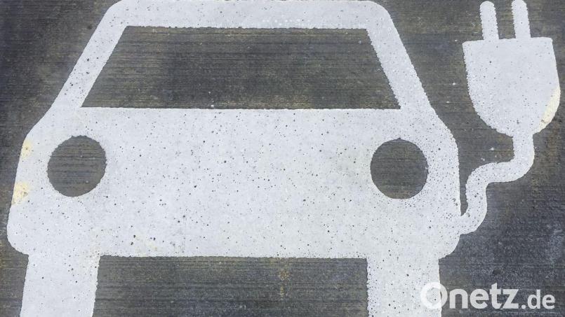 Wenn ein Verkäufer vom E-Auto schwärmt, kann man skeptisch sein. Und wilde Geschichten, "die man so hört", verunsichern. Da kann es helfen, mit jemandem zu sprechen, der schon elektrisch fährt: Das ZEN Ensdorf vermittelt solche "Praktiker". Symbolbild: Heike Unger
