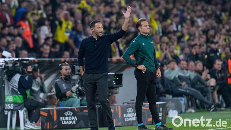 Domenico Tedesco (l) steht mit Fenerbahce Istanbul vor dem Aus in der Europa League. (Archivbild) Bild: Khalil Hamra/AP/dpa