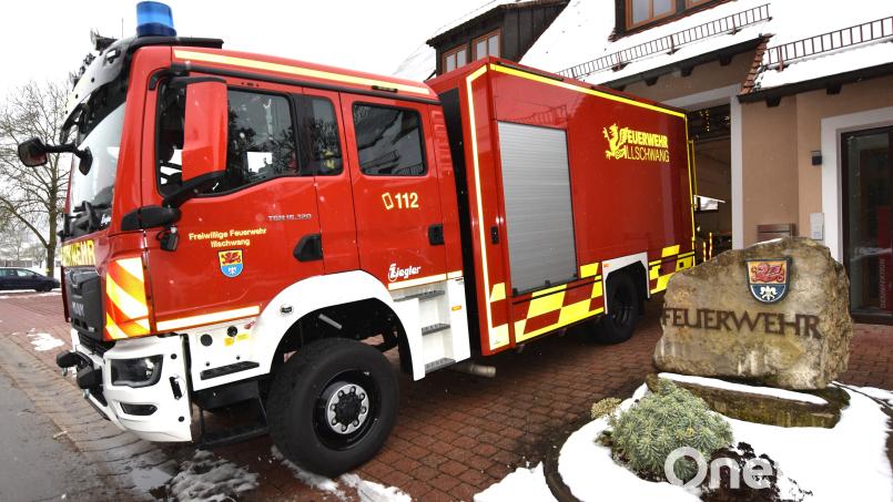 Für das neue Einsatzfahrzeug der FF Illschwang, das seit ein paar Monaten bei der örtlichen Stützpunktpunktfeuerwehr im Einsatz ist, bekam die Gemeinde vor kurzem den Zuschuss des Freistaats Bayern und des Landkreises Amberg-Sulzbach ausbezahlt Bild: Norbert Weis