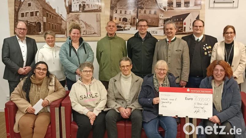 Bei einer feierlichen Spendenübergabe wurden 8000 Euro an Vereine und Organisationen in Vohenstrauß überreicht. Bild: Sparkasse